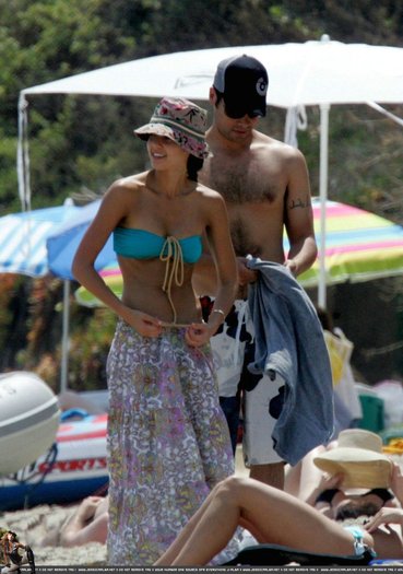 beachjuly2201dsf - jessica alba candids
