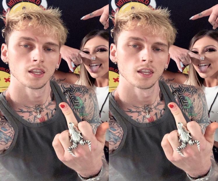 — Strict din dorința de a o enerva se trântește pe canapea lângă Selena și îi suflă în - S01XE01 - always will be together