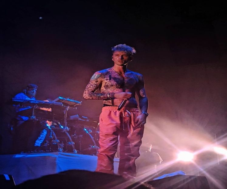 — Nici nu știa de ce își mai bătuse capul pentru că se aștepta ca Bella să nu dea doi - S01XE01 - always will be together