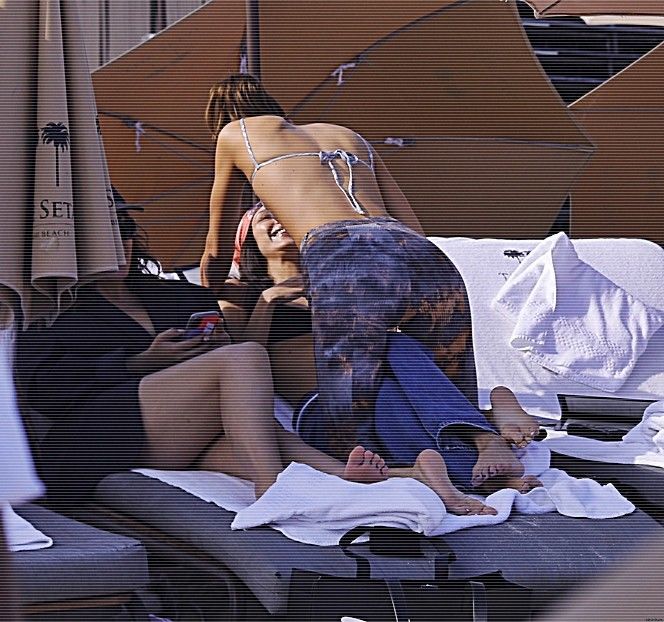 — Din a își continua treaba, dar totuși reușește să o salute. „Ce faci, Dobrev?” o întreabă, - S01XE01 - always will be together