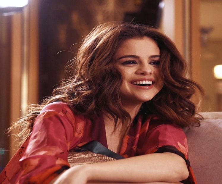 — că atunci când pătrunde pe ușa casei, în holul călduros din living dă drumul tuturor - S01XE01 - always will be together