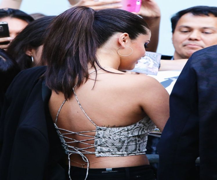 — Se uită cu atenție la rochia neagră achiziționată cu doar câteva ore în urmă și strâmbă - S01XE01 - always will be together