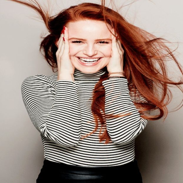 ☾ După de Sell ciocnește paharul sau de al meu iau paharul in mana si beau o gură mica din vin. Imi - S01XE01 - always will be together