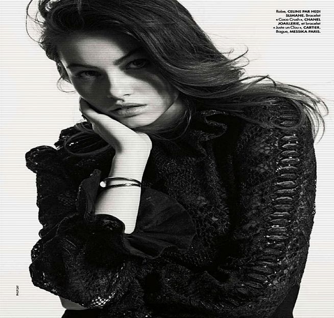 — trezisem, m-am hotărât să merg la bucătărie ca să-mi fac o cafea, butonând telefonul - S01XE01 - always will be together