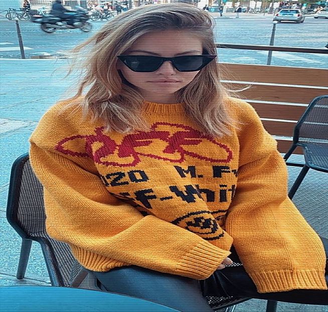 — scoasă din gândurile mele de o altă prezență, motiv pentru care mă întorc către ușă, - S01XE01 - always will be together