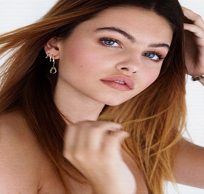 — o altă ceașcă, de data asta pentru mine. Imediat după ce arunc o privire către ușă, - S01XE01 - always will be together