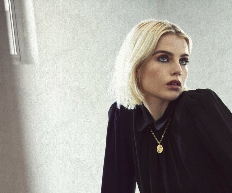 ⌮˒♥˓ 　　̷.; Își trage fusta de catifea reiata peste coapsă căci în urma decolării violente - S01XE01 - always will be together