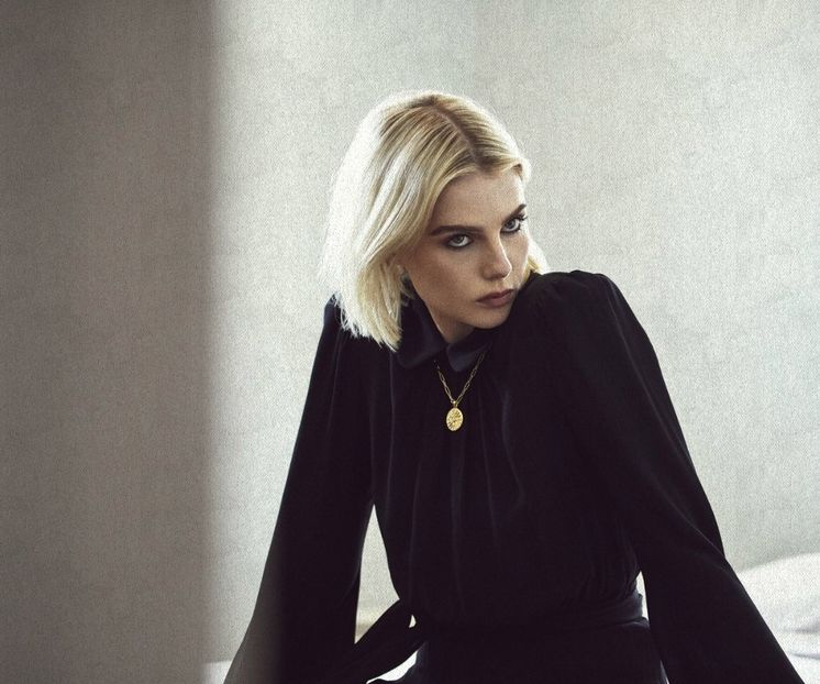 ⌮˒♥˓ 　　̷.; -ziere după recunoașterea siluetei lui Taylor și răsuflă ușurată, atingând cu vârful - S01XE01 - always will be together