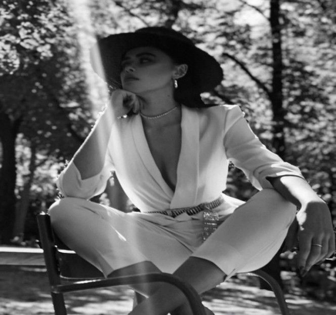 — să se pregătească pentru petrecerea de diseară. Nici nu apucă bine să coboare la - S01XE01 - always will be together