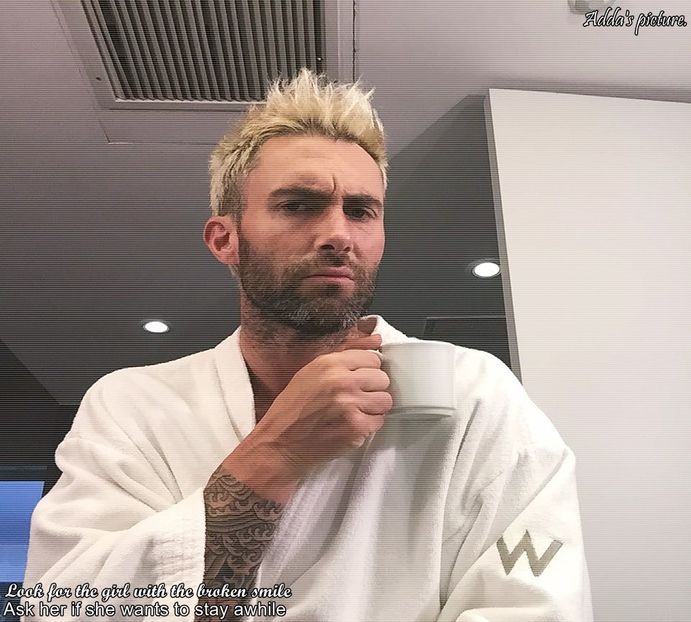 》cadourilor cumpărate. Amețit, îi zâmbește și-i face cu ochiul. "Viața mea, haide, știi că + - S01XE01 - always will be together