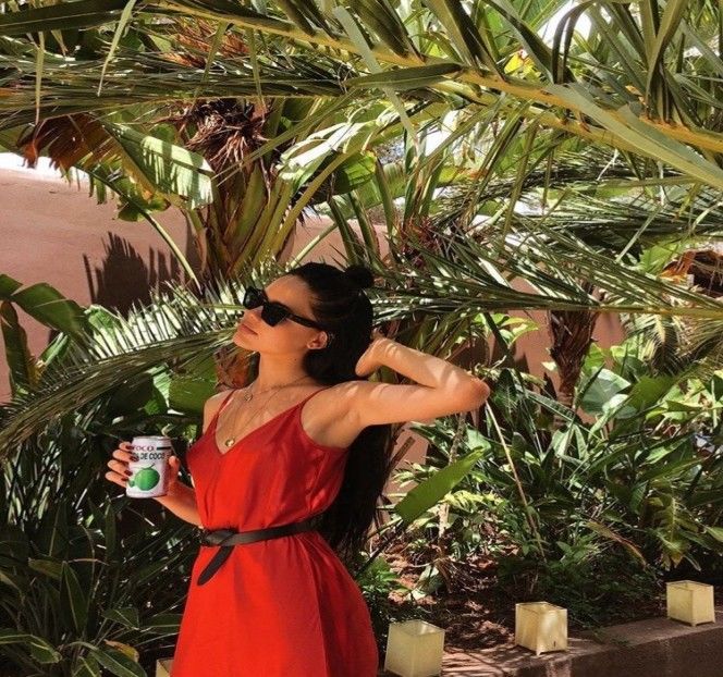 — Pufnește precum o divă și se întoarce pe călcâie cu spatele la el. ,,Să știi că nu mă - S01XE01 - always will be together