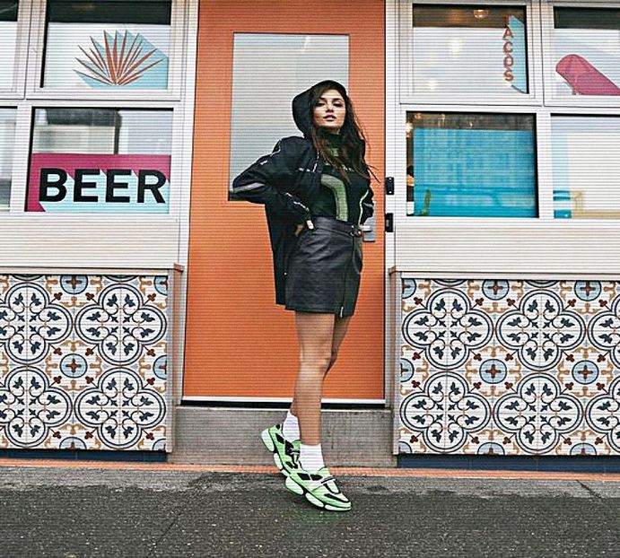 — scările. Îmi trag mânecile în jos pentru că era destul de răcoare afară și mă îndrept - S01XE01 - always will be together