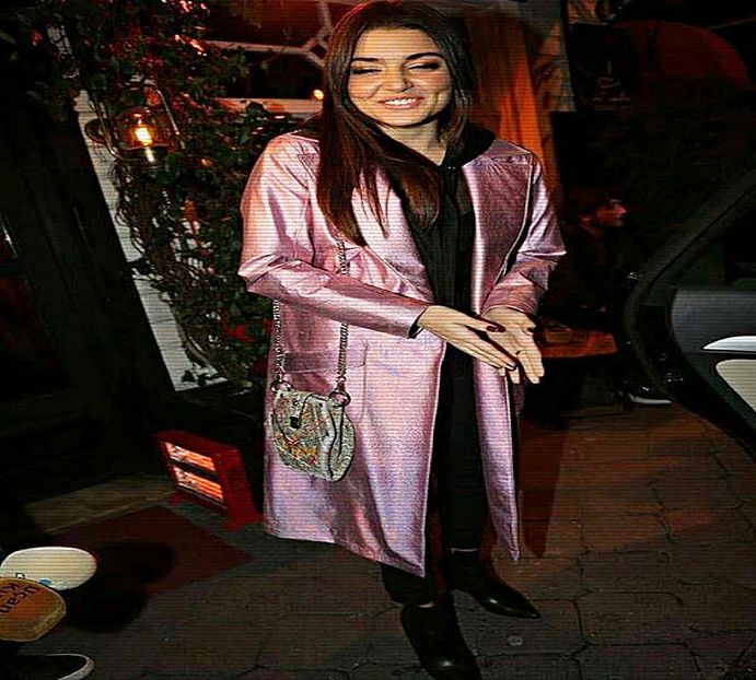 — Tresar la auzul vocii lui Ian pentru că nu apucasem să-l văd până acum. „Ah, mulțumesc, - S01XE01 - always will be together