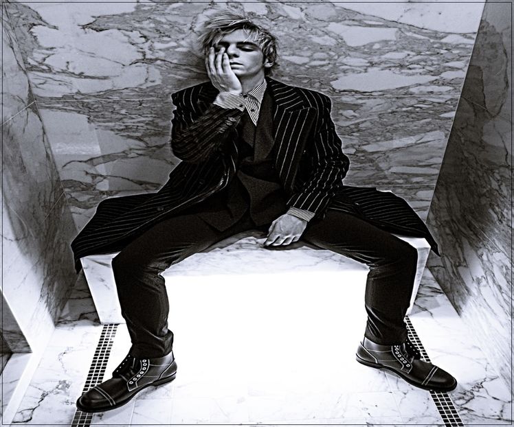 ♪ Abia mai vedea de oboseală și migrena pe care o avea, iar când Selena îi apăru în - S01XE01 - always will be together