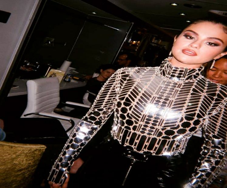 — Se uită în jos la pijamaua ei pufoasă, acum pătată și strâmbă din nas. ,,Dacă nu ar - S01XE01 - always will be together