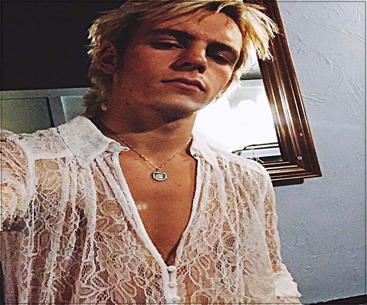 ♪ Rânji așa mai prostesc și îi făcu semn să îl urmeze în bucătărie. Își umplu iar cana cu - S01XE01 - always will be together