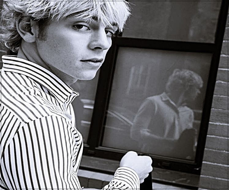 ♪ Ridică din umeri, sorbind puțin din umeri. ”Nu știu când o să se trezească ceilalți, o să - S01XE01 - always will be together