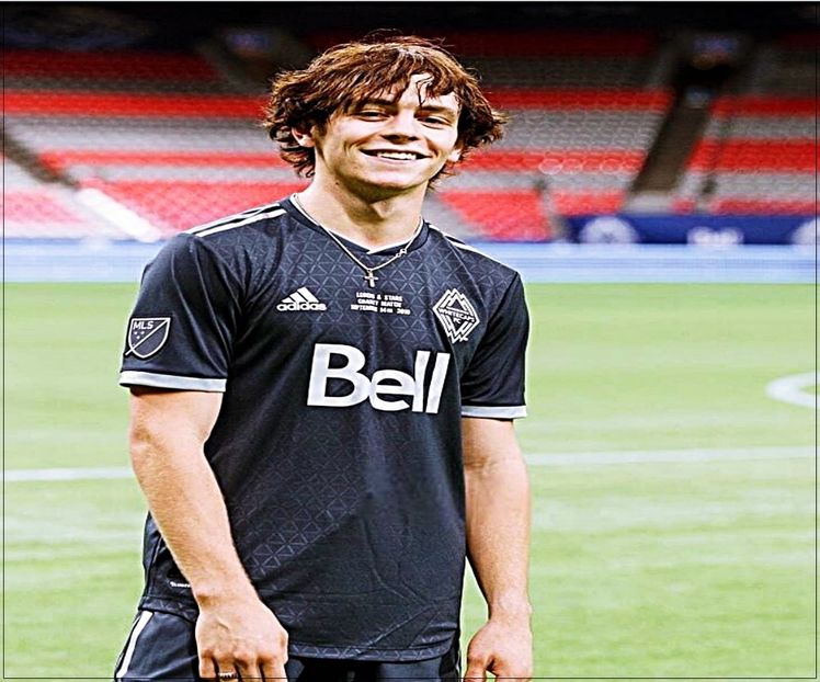 ♪ ”Merg să bag o țigară.” Își scoase pachetul și se îndreptă spre ușă, aruncându-le o privire - S01XE01 - always will be together