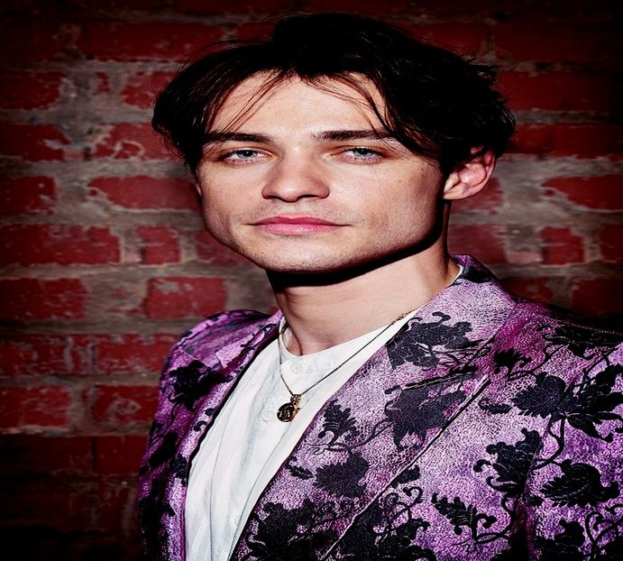 ♡ Râde și ridică din umeri, scoțându-și o sticlă cu apă din frigider. ❝Am țipat de vreo 10 - S01XE01 - always will be together