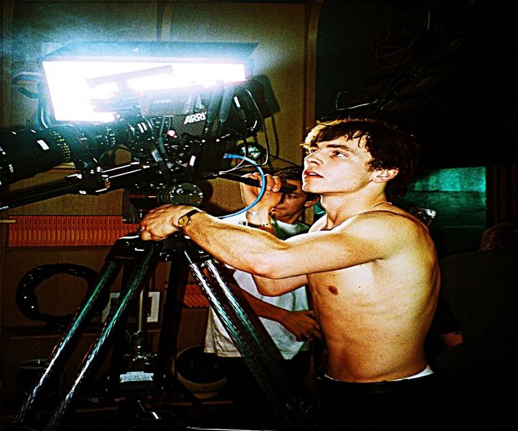 ♪ Își băgase căștile în urechi, cu muzica la maxim și dădea din cap pe ritm, fumându și - S01XE01 - always will be together