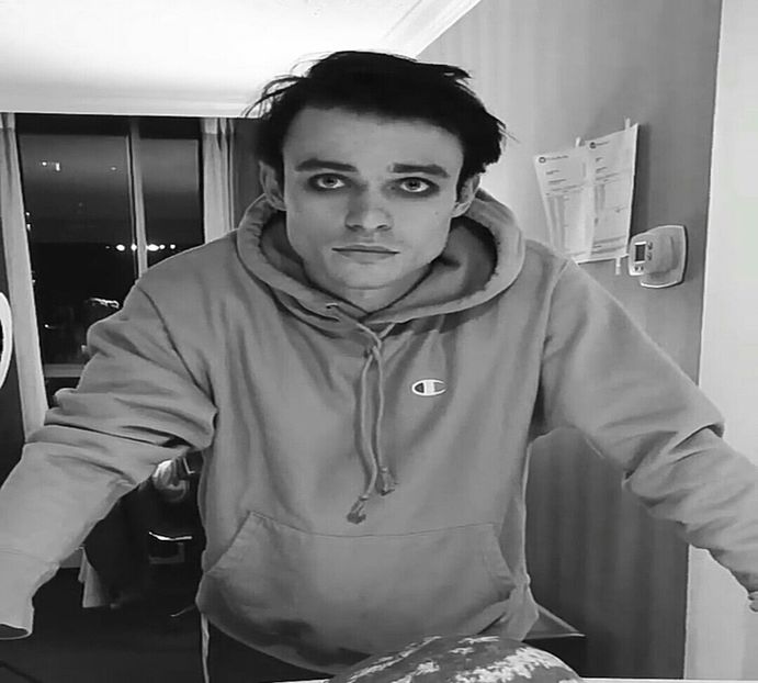 ♡ Face o față tristă, de cățeluș plouat și își face un bol de cereale cu lapte, așezându-se la - S01XE01 - always will be together