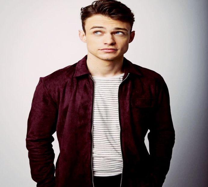 ♡ Râsuflă ușurat și zâmbește. ❝Nici eu nu știu cine e persoană respectivă, mi-am luat - S01XE01 - always will be together