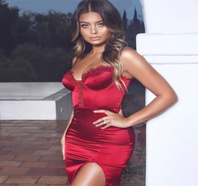 — De însăşi expresia facială, precum şi de sunetele ce continuă să umple încăperea; Din - 04 Catching stardust in the light