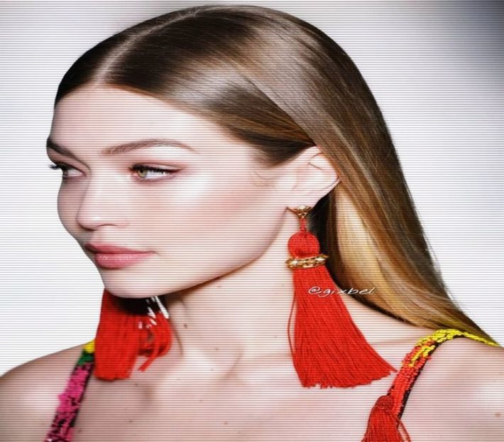 — Coboară scările cu pisica sa, Isis, în brațe, ce se ține cu ghearele de halatul ei pufos. - S01XE01 - always will be together