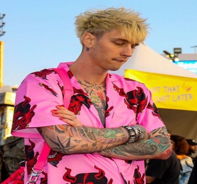 — Intră în casă pe șapte cărări, palid la față și cu o sticlă de whiskey pe jumătate goală - S01XE01 - always will be together