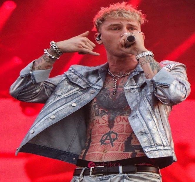 — "Neah, mă simt perfect." Ia cana care conținea cafea din mâna lui Dove și scoate din - S01XE01 - always will be together