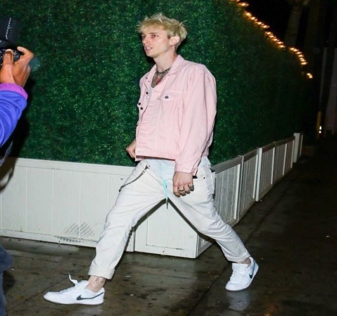 — Mă încrunt atunci când îi aud întrebarea și apoi ridic un braț și-mi miros subrațul, - S01XE01 - always will be together