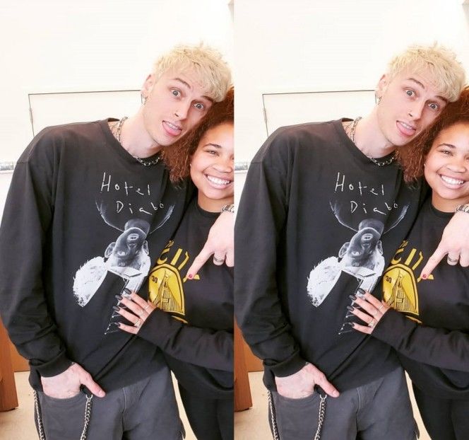 — După aproximativ 30 de minute coboară din nou la parterul casei, cu părul încă ud - S01XE01 - always will be together