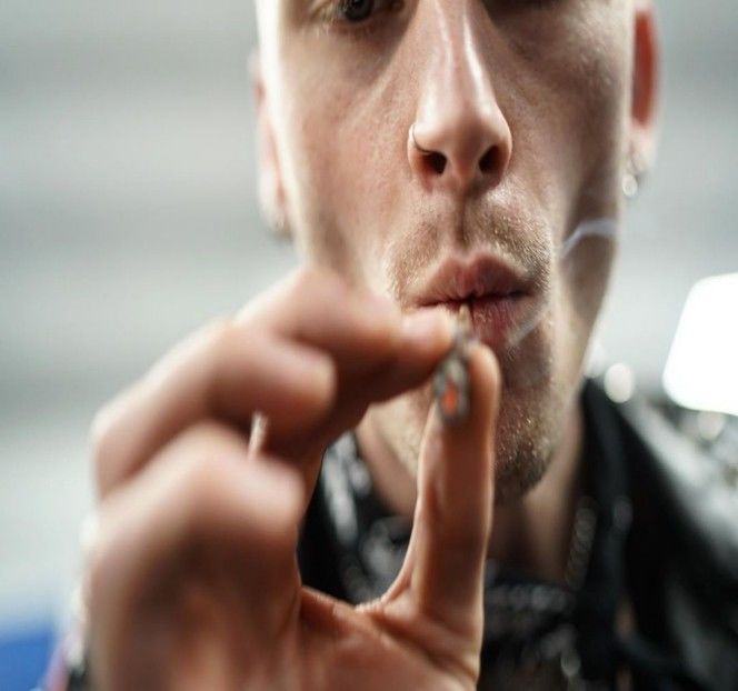 — Se trântește la loc pe fotoliu și oftează ușurat. "Ce tot citești tu acolo?" Își ridică - S01XE01 - always will be together