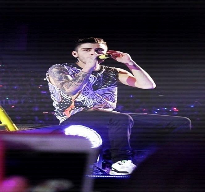 — Din dorința de a-și stabiliza corpul în așa fel încât mișcările tipice să se poată desfășura - 04 Catching stardust in the light