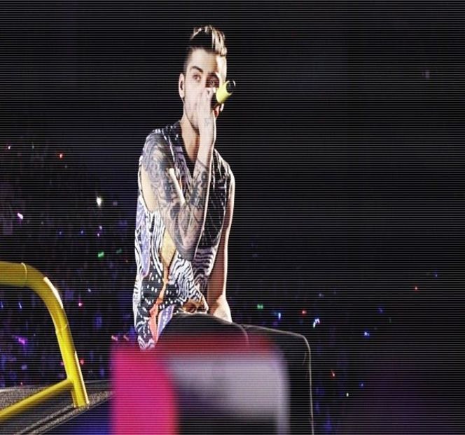 — Adoptase o poziție în conformitate. Pe parcurs, buzele lor produc un joc înșelător căci niciun - 04 Catching stardust in the light