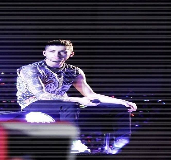 — Săruta o zonă a gâtului. Totuși, imediat ce capul ei preia anterioara poziție iar buzele lor - 04 Catching stardust in the light