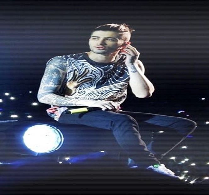 — Coborâre a capului, buzele lui având să întâlnească pielea sânului ei, frământat - 04 Catching stardust in the light