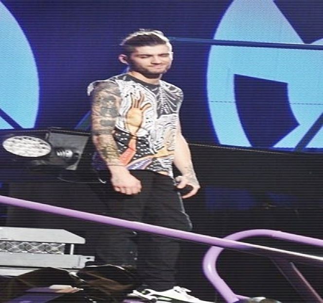 — Întoarcere are loc în așa fel încât el să se poată afla întins pe salteaua patului, iar ea - 04 Catching stardust in the light