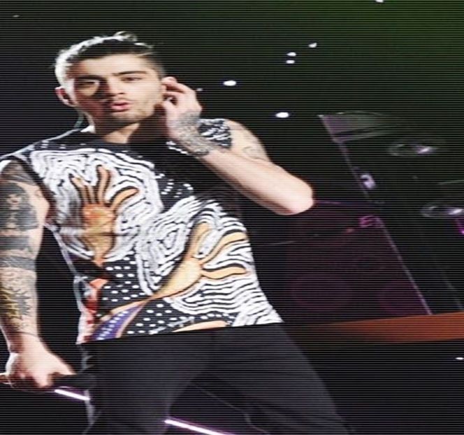 — That beautiful ass of yours bounce.” sfârșind prin a-și lipi buzele în dreptul zonei de sub - 04 Catching stardust in the light