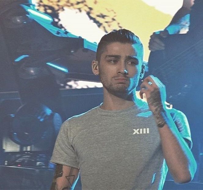 — La scurt timp după ce șatena își îndreaptă spatele, un contact se înlănțuie între privirile - 04 Catching stardust in the light