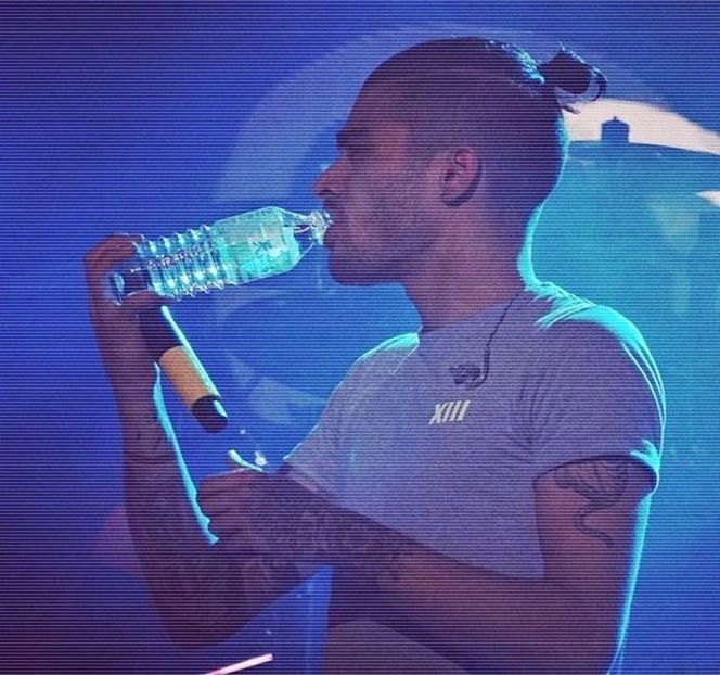 — Detaliu al manifestării ei, ceea ce duce la depărtarea buzelor, trecerea limbii peste și - 04 Catching stardust in the light