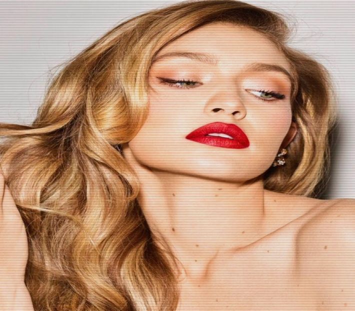 — Coboară treptele leneș, prinzându-și între timp părul într-un coc neglijent, ca mai apoi - S01XE01 - always will be together