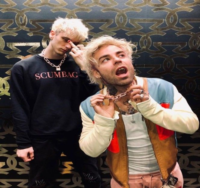 — Atenția îi este captată de către o voce feminină spre care de îndată își ridică privirea, - S01XE01 - always will be together