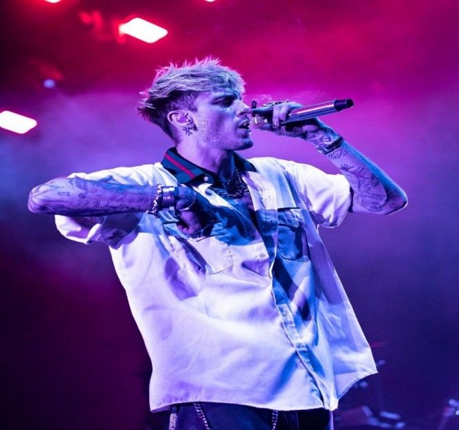 — Fără să stea prea mult pe gânduri se ridică de pe fotoliu și lasă sticla cu vodka pe masa - S01XE01 - always will be together