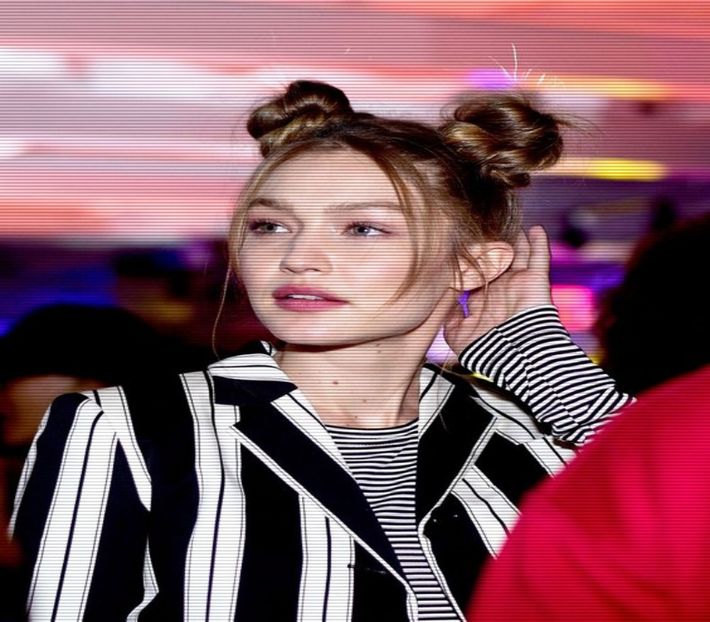 — Nu se pricepea la mașini, deci numele așternut în fața dânsei ce probabil trebuia să creeze - S01XE01 - always will be together