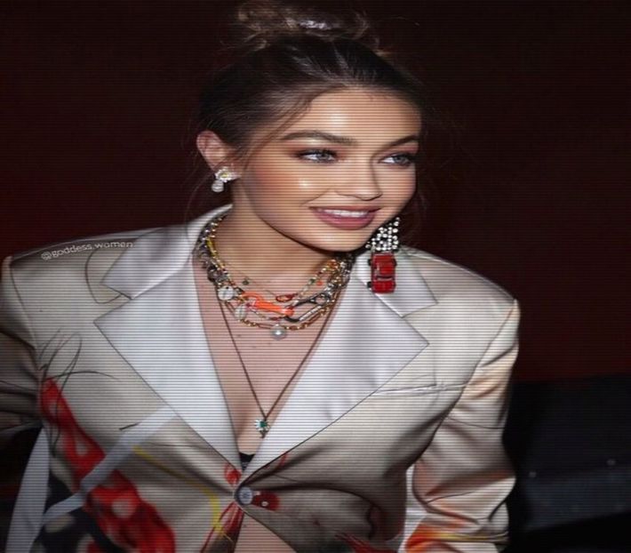 — Privește cheile cu atenție, ochii rătăcind mai ales pe amalgamul de zorzoane - S01XE01 - always will be together