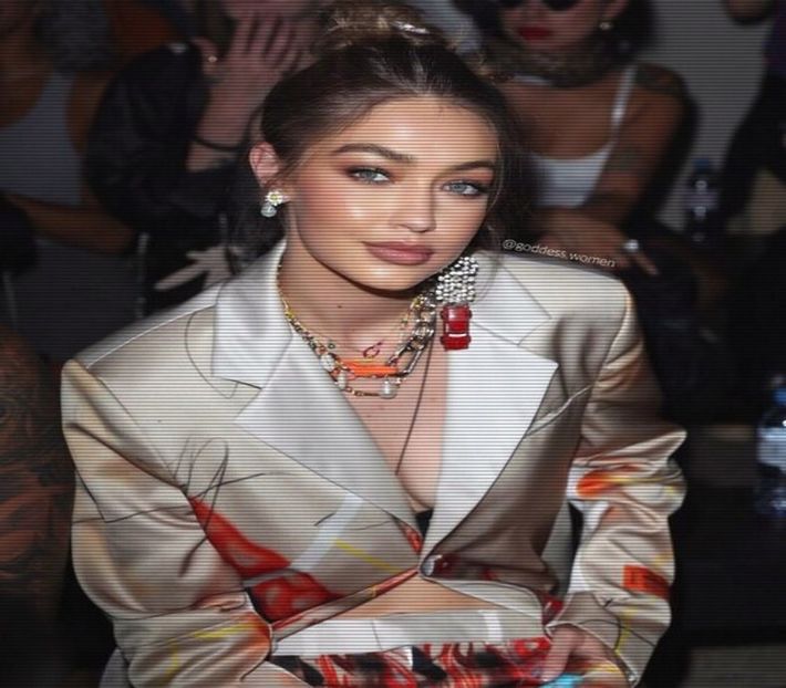 — și merge în hol, respectiv se oprește în dreptul cuierului. Ia un palton lung și gros ce - S01XE01 - always will be together