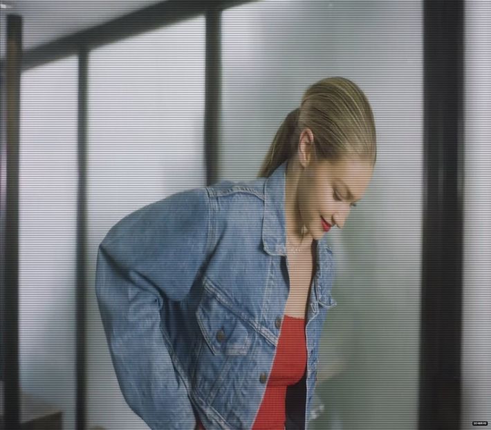 — Se joacă cu cheile-n mână-n timp ce se-ndrept către intrarea-n casă, dând din cap - S01XE01 - always will be together