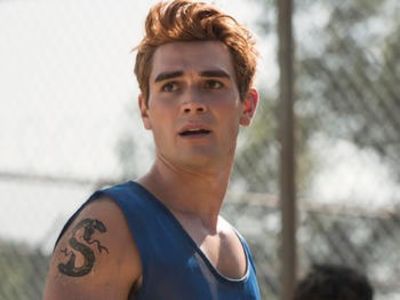 *se preface ca ii dezlipeste ceva din par si il saluta pe tac;su* Crezi ca eu am stiut ca a venit la - episodul 66