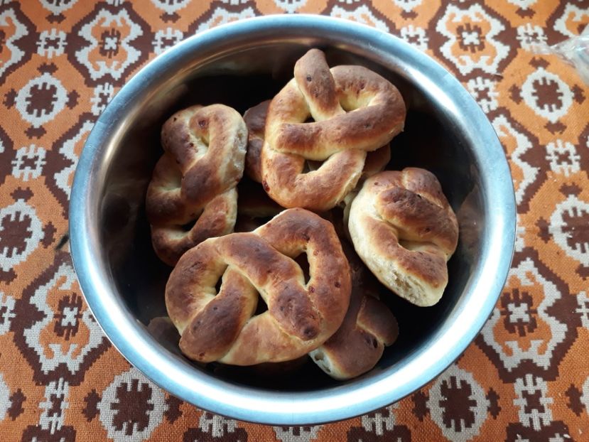 Covrigi cu cascaval picant si condimente - Retete 1